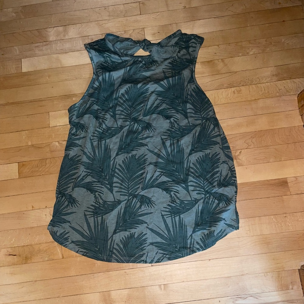3/$25 green dressy tank top size LG BNWT